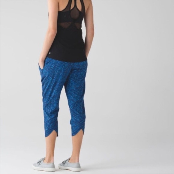 Lululemon Tranquil Crop Samba Snake Kayak Blue Hero sz 4 - Picture 2 of 8